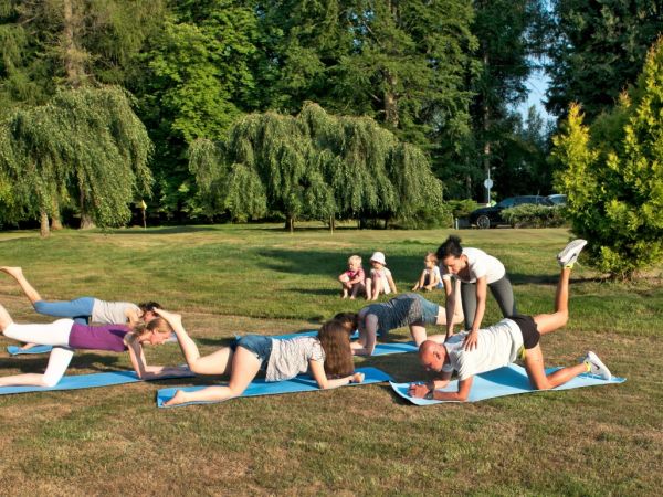 C:\fakepath\Gymnastik im Garten