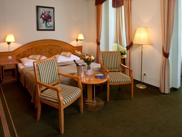 Dvoulůžkový pokoj s výhledem na golfové hřiště