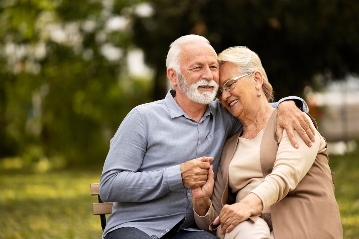 medium shot smiley senior couple sitting