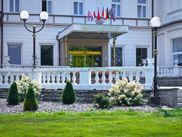 Parkhotel Golf entry garden