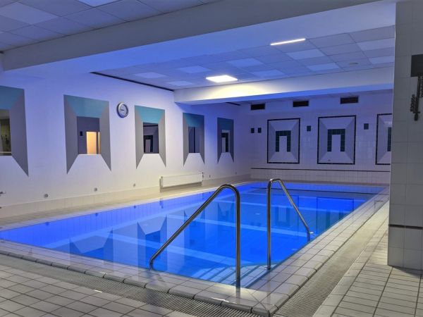 Schwimmhalle am Abend