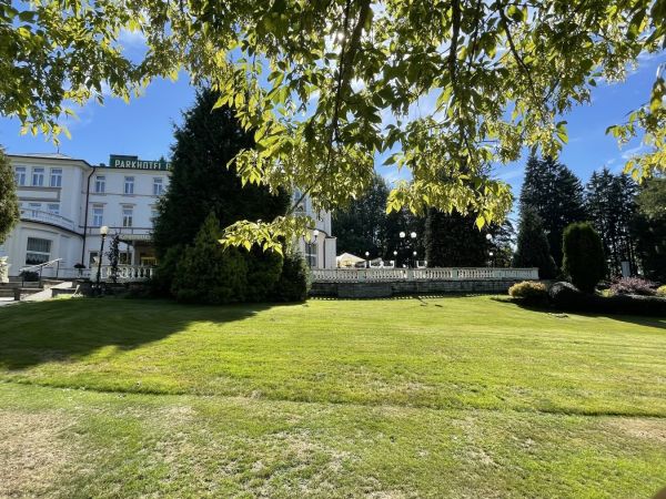 Zahrada Parkhotel Golf září a slunce