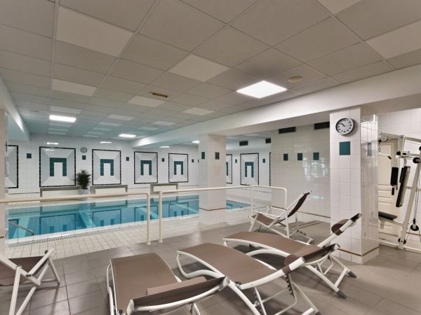 Schwimmbecken im Parkhotel Golf