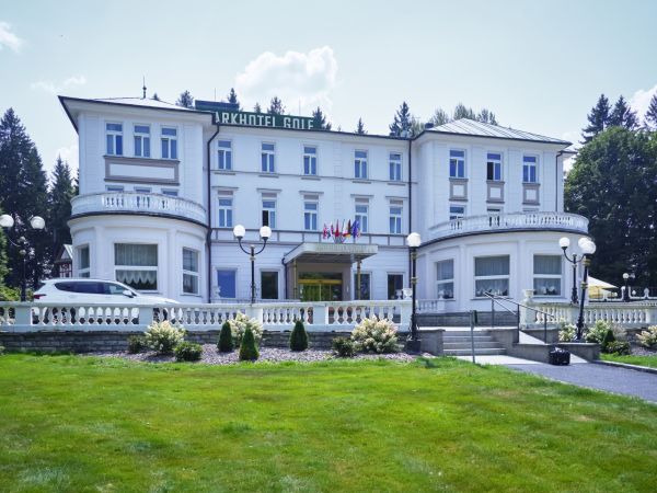 Parkhotel Golf left view
