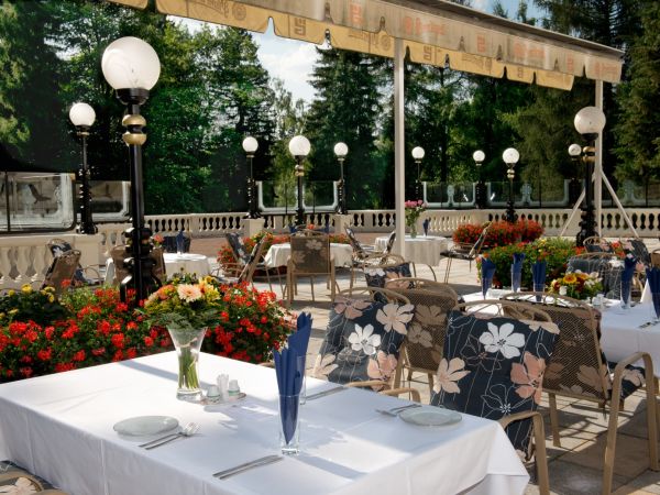 Restaurant letní terasa stoly