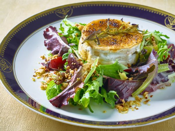 Salad and goat cheese