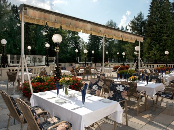 Tisch auf der Terrasse