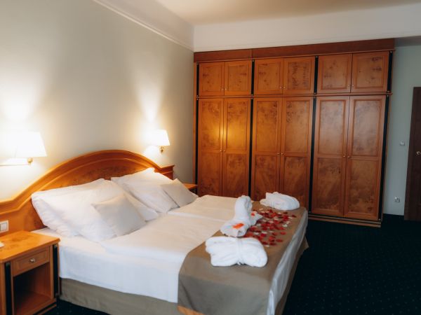 DBL romantic bed