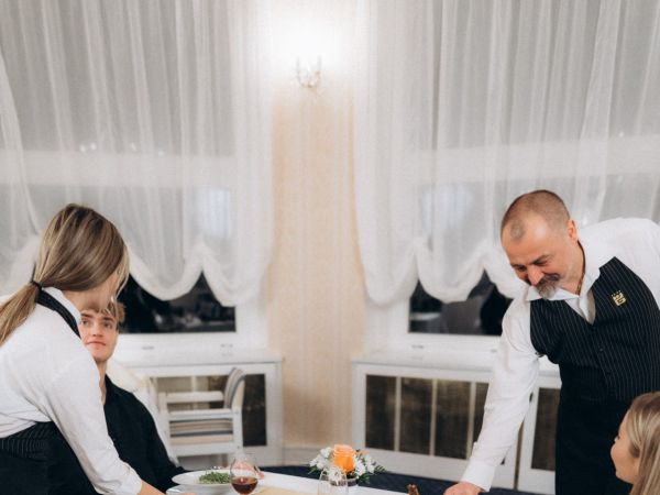 die Bedienung der Gäste